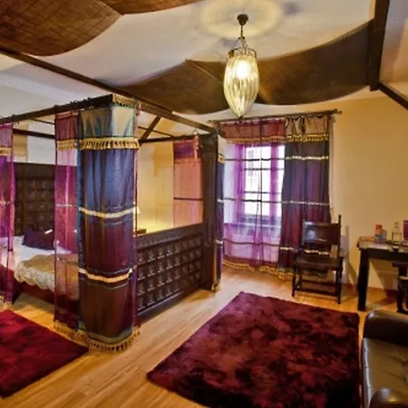 Castle לינה וארוחת בוקר 3*