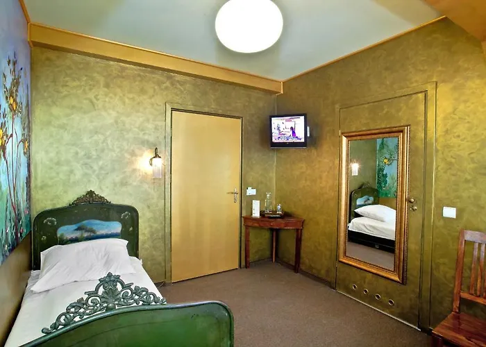 Castle Aparthotel 3*